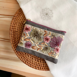 インド刺繍×帆布/ティッシュポーチ〈ニュアンスカラーのお花柄〉 1枚目の画像