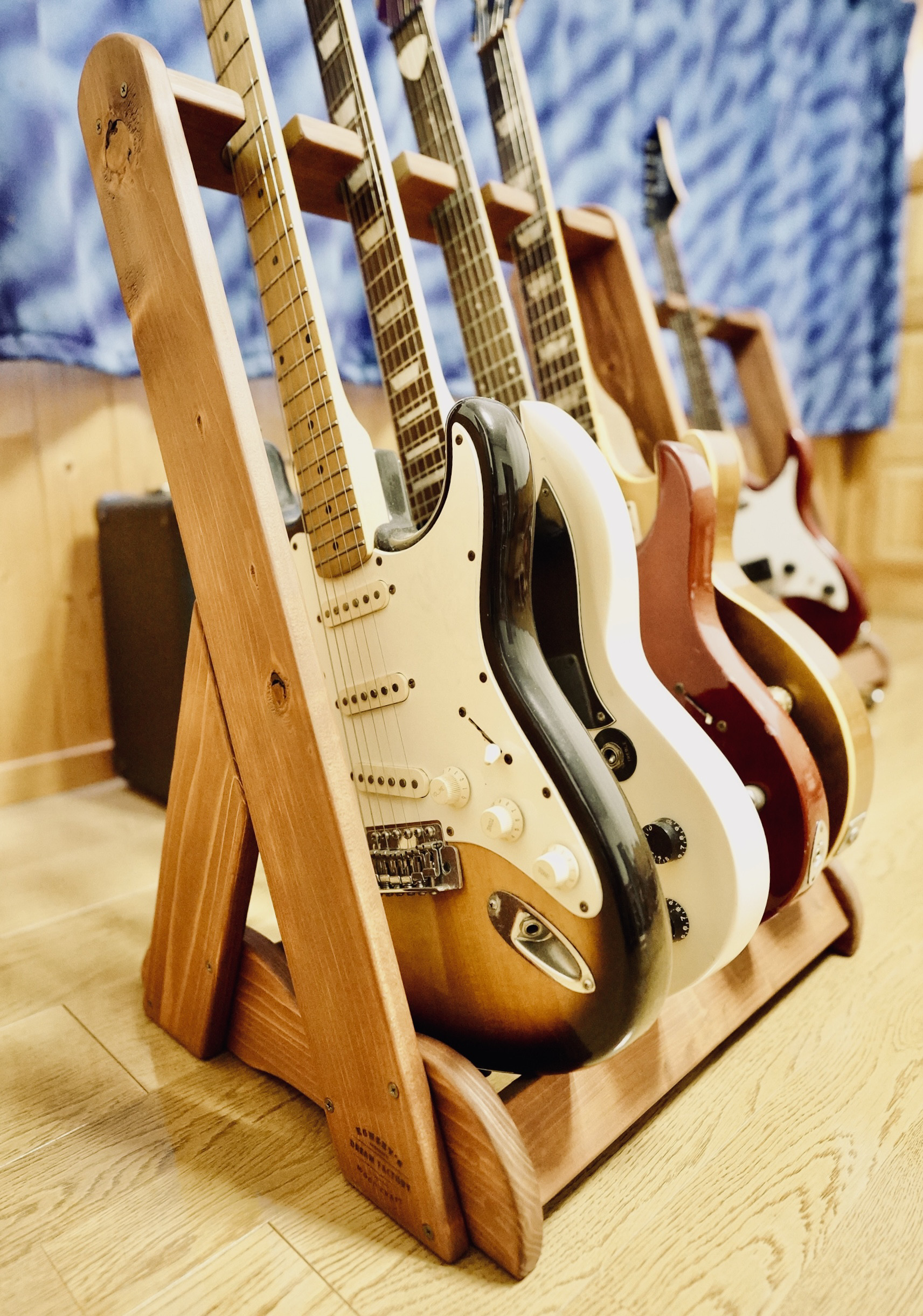 【限定１台】手作り木工　木製ギタースタンド （オイルステイン仕上げ） ４本掛け