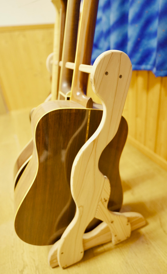 【オーダー品】手作り木工　木製ギタースタンド （ナチュラル） ４本掛け 5枚目の画像