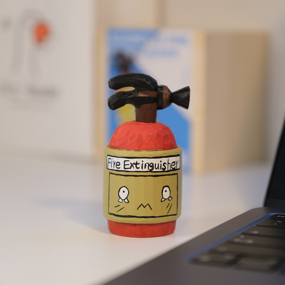 木彫り消火器、かわいい造形、デスクトップの置物 その他置物 fusu