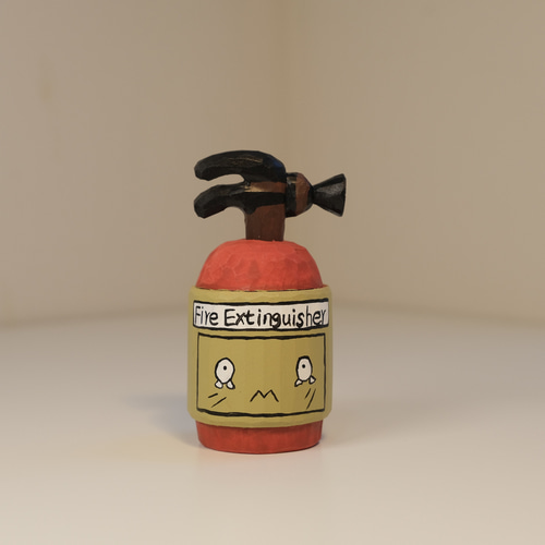 木彫り消火器、かわいい造形、デスクトップの置物 その他置物 fusu 