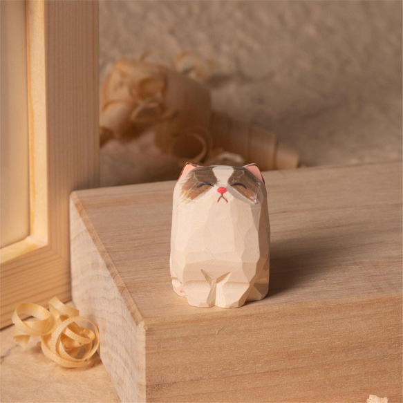 木彫りのぬいぐるみ猫、かわいい造形、テーブルの置物 1枚目の画像