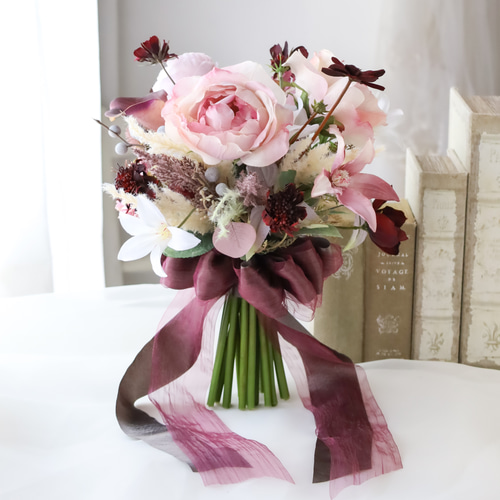 人気のチョコレートコスモスと大人ピンクのクラッチブーケ】シック