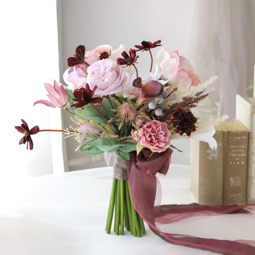 人気のチョコレートコスモスと大人ピンクのクラッチブーケ】シック