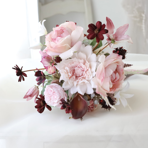 人気のチョコレートコスモスと大人ピンクのクラッチブーケ】シック