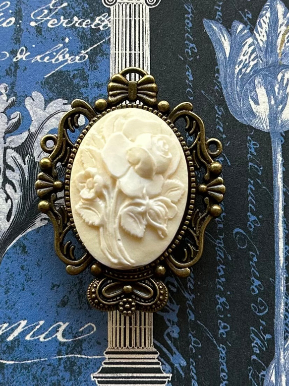 ビンテージ素材のクラシカルエレガンスな薔薇のブーケの帯留め「ノーブル・エクリュ」 1枚目の画像