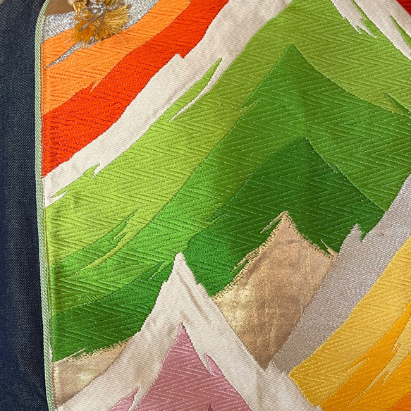 レトロな虹色帯のリメイク、個性的な斜めがけバッグ- 変形ジグザグ模様 3枚目の画像