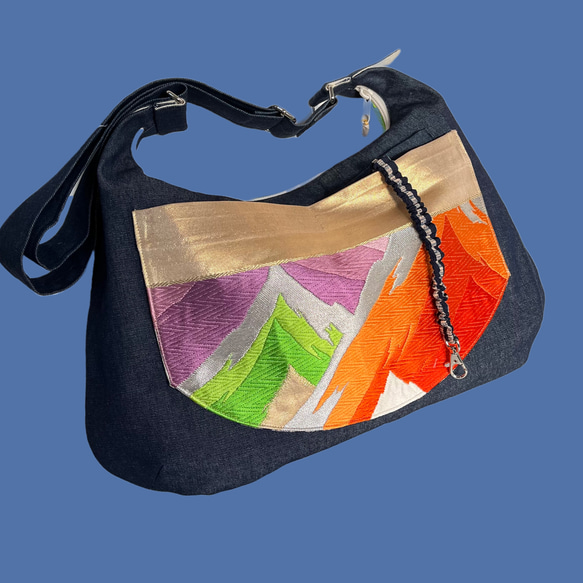 レトロな虹色帯のリメイク、個性的な斜めがけバッグ- 変形ジグザグ模様 2枚目の画像