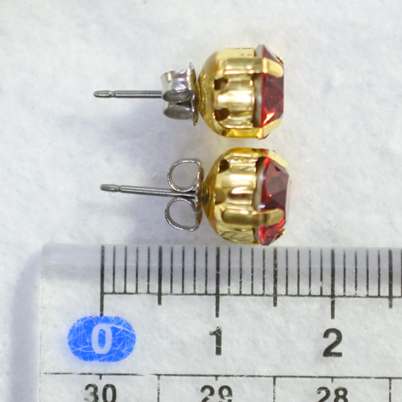 施華洛世奇正常顏色水鑽耳環（8毫米，猩紅色，鈦柱） 第5張的照片