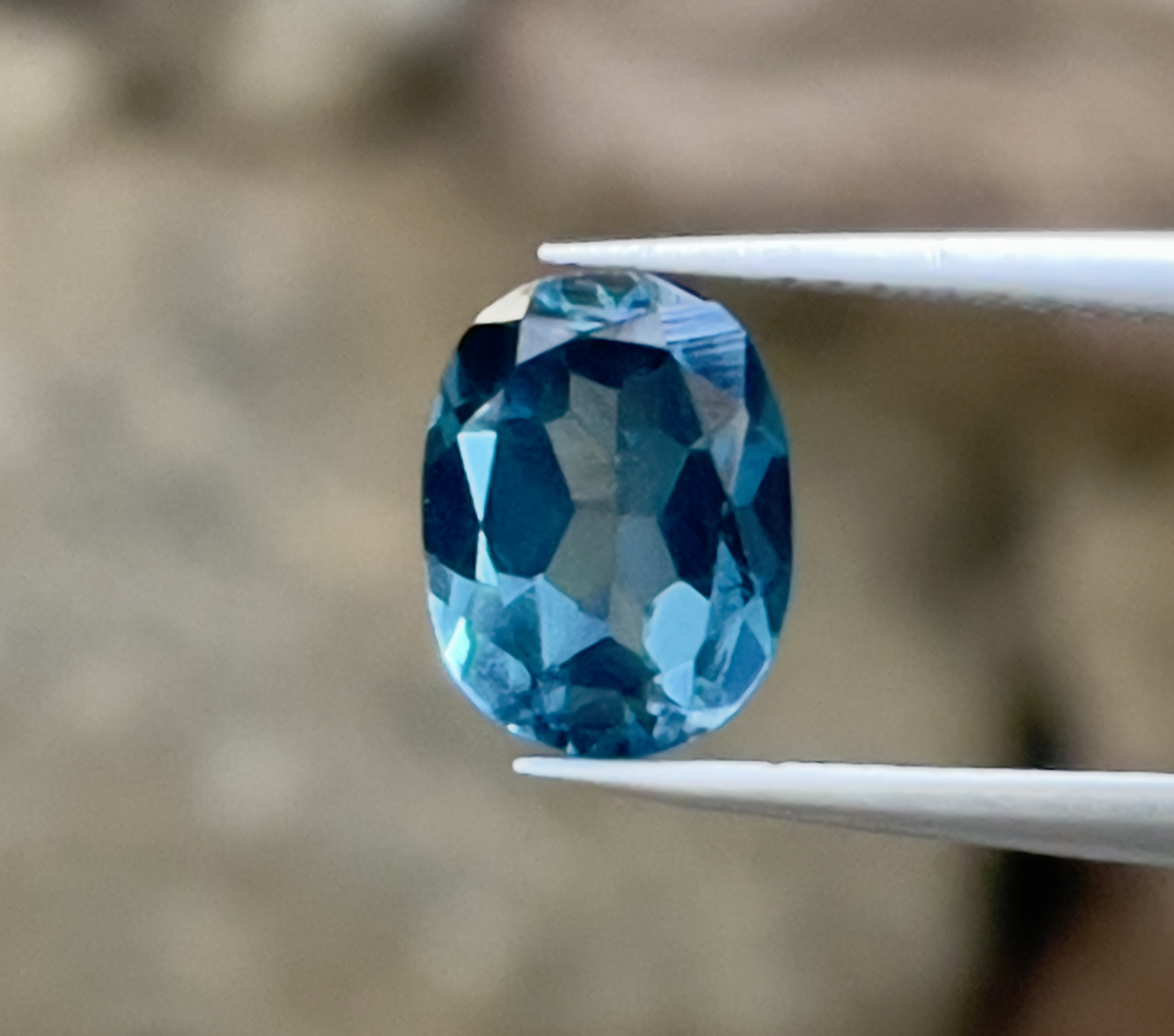 ロンドンブルートパーズ 美しいブルーカラー 2.40カラットのオーバルカットが美しい天然石。