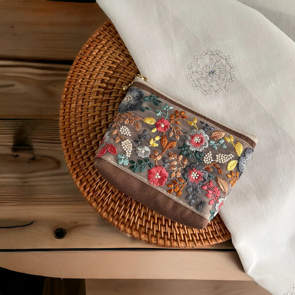 【数量限定】インド刺繍×帆布/マチ付き ティッシュポーチ〈ニュアンスカラーのお花柄〉 1枚目の画像