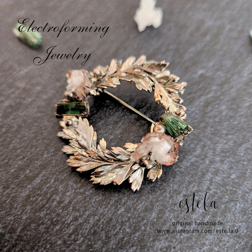 リースのブローチ 布花 金木犀リースブローチ ブローチ ao. 通販 10357479｜Creema