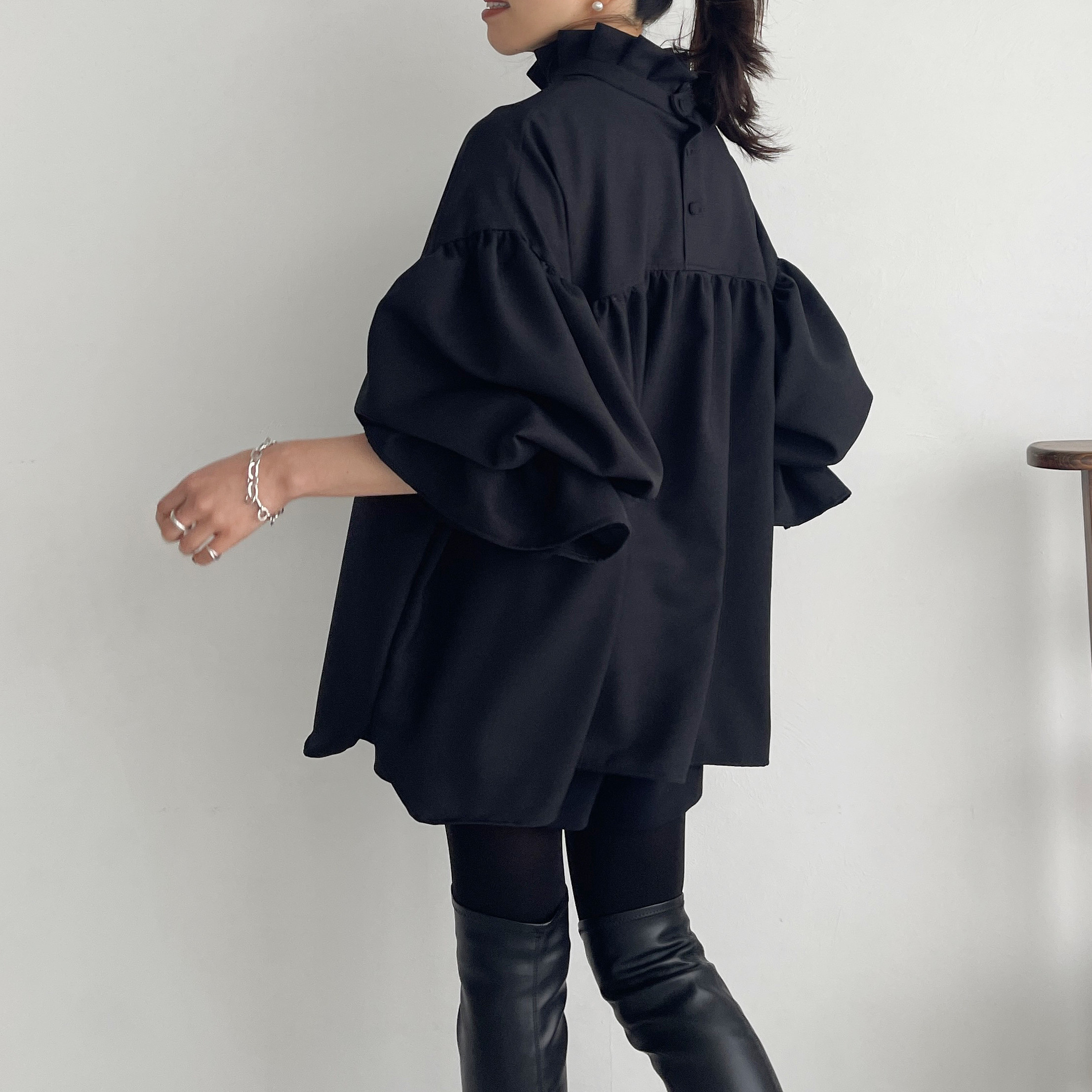 フリルネックウールライクブラウス(black)