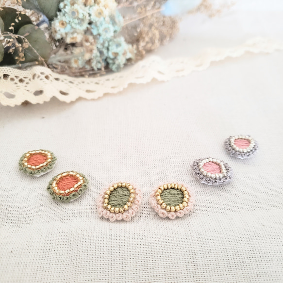 ナチュラル小さめ刺繍イヤリング/ピアス 2枚目の画像