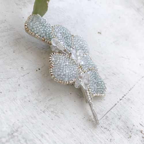 【kaesa】オートクチュール刺繍　トゥシューズ・四つ葉シルバーブローチ オートクチュールビーズ刺繍ブローチ ユーカリの葉 ブローチ So