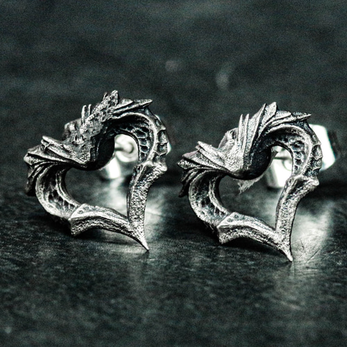 厚みのあるハート型ピアス 酸化ジュエリー アナトミカル・ジュエリー