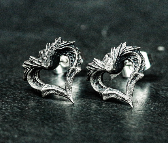 厚みのあるハート型ピアス 酸化ジュエリー アナトミカル・ジュエリー