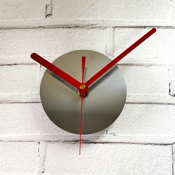 金属のミニマルデザイン時計　ステンレス　針色レッド　ミッドセンチュリー/スタイリッシュ/新生活/卒業祝い/就職祝い 1枚目の画像
