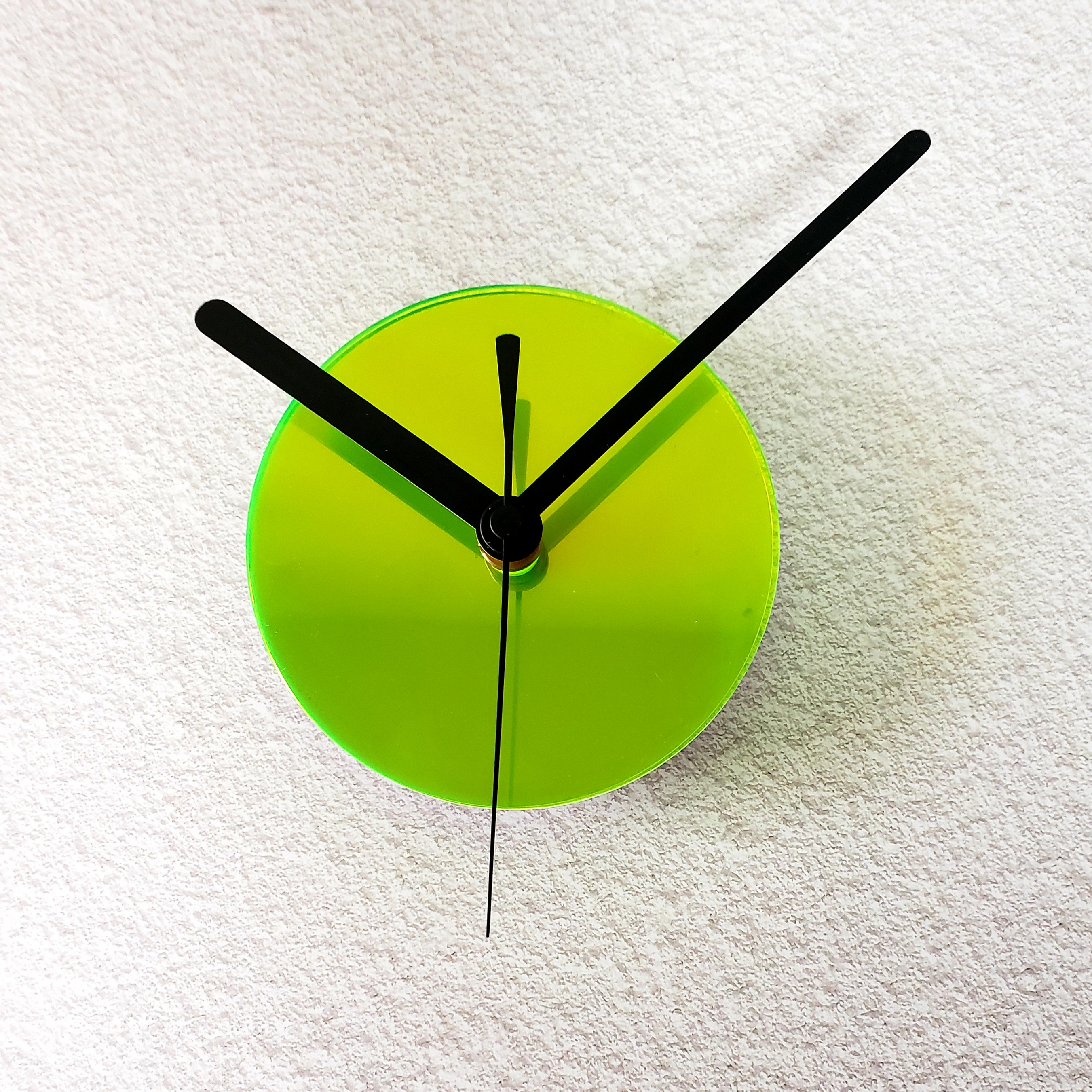 壁掛け時計　ネオングリーン/シルバー/ブラック　スタイリッシュモダン/新生活/卒業祝い/就職祝い/引越し祝い/プレゼント