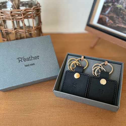 記念日や、革婚式に♪ペアで使えるスクエアレザーキーホルダー