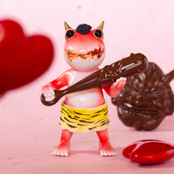 節分を食べ尽くしバレンタインにまで乗り込んできた鬼カエルの置物 1枚目の画像