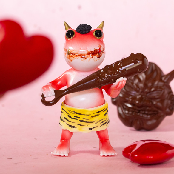 節分を食べ尽くしバレンタインにまで乗り込んできた鬼カエルの置物 1枚目の画像