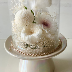 <仏花> 純白のオールホワイト /ガラスドームのお供え用プリザーブドフラワーアレンジ 3枚目の画像