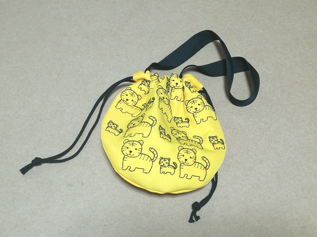 手刺繍風とらの親子刺繍入り丸い巾着ポーチ