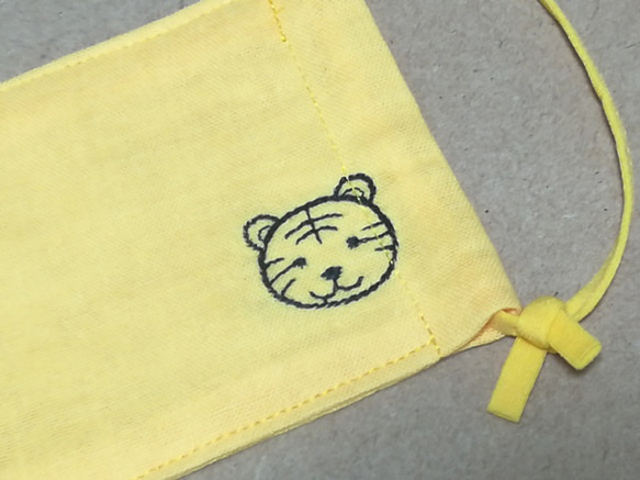 手刺繍風とらのフラット布マスク幼児Sサイズ/ダブルガーゼ/平面マスク 給食マスク 日本製 2枚目の画像