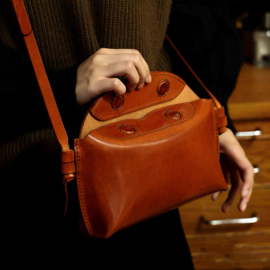 お洒落で便利なショルダーバッグ デートバッグ 牛革 筒型 マグネット付き 卒業祝い レディース