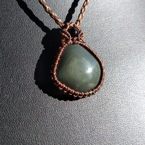 レインボーオブシディアンの天然石マクラメペンダント[PEN-72