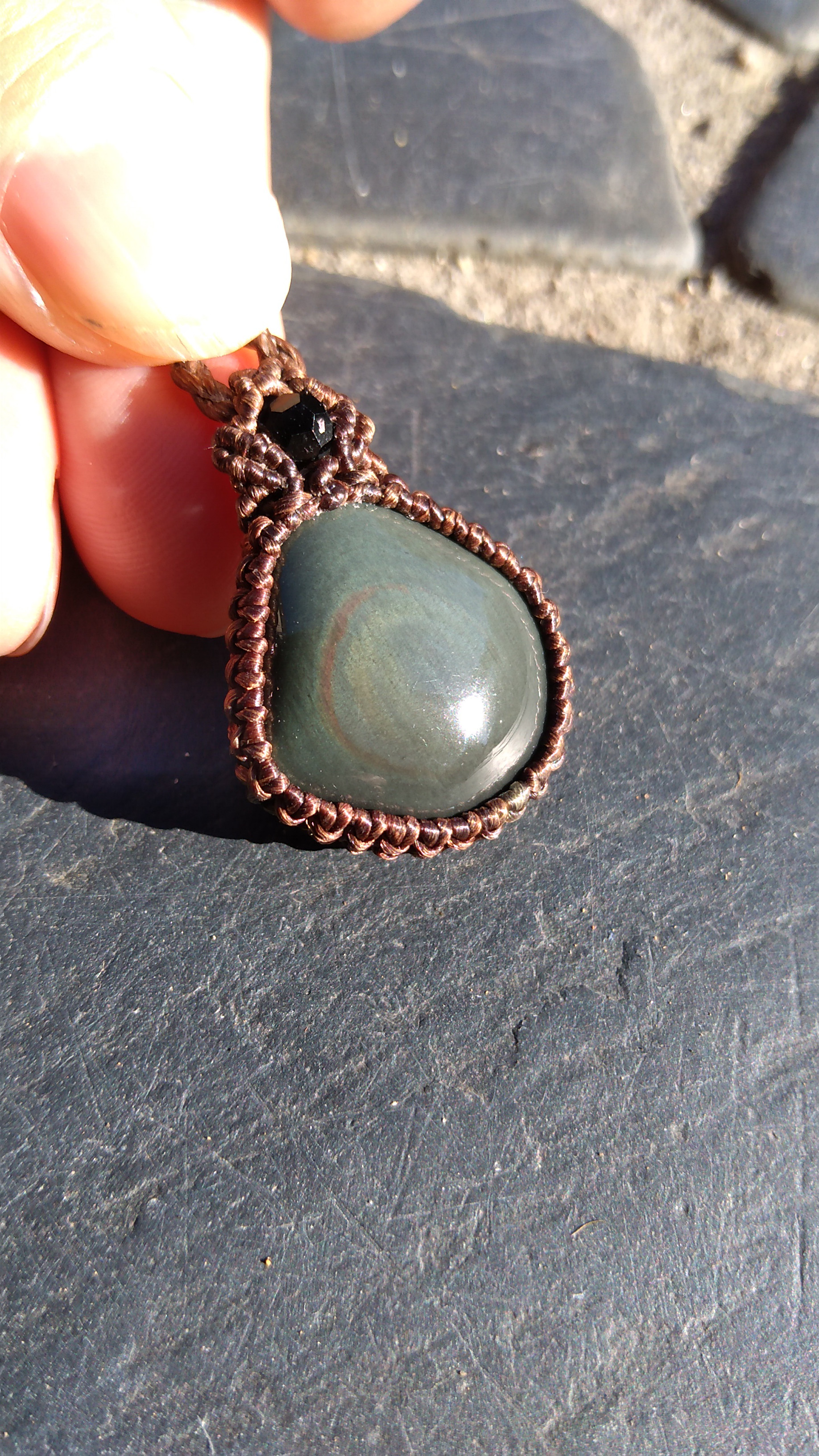 レインボーオブシディアンの天然石マクラメペンダント[PEN-72]