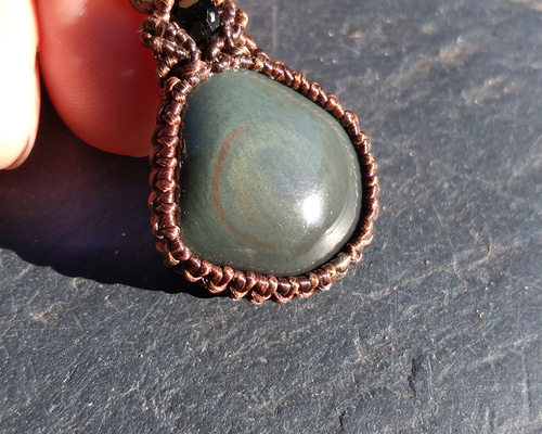 レインボーオブシディアンの天然石マクラメペンダント[PEN-72