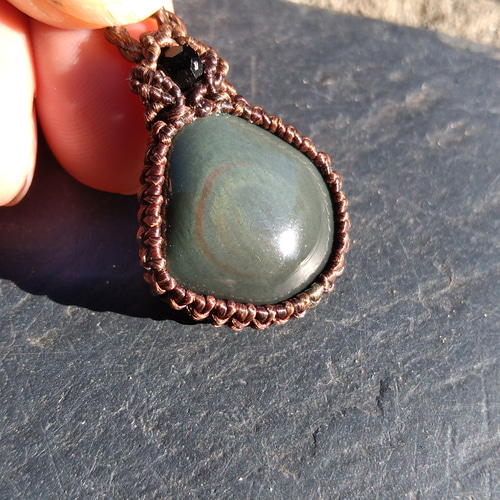 レインボーオブシディアンの天然石マクラメペンダント[PEN-72