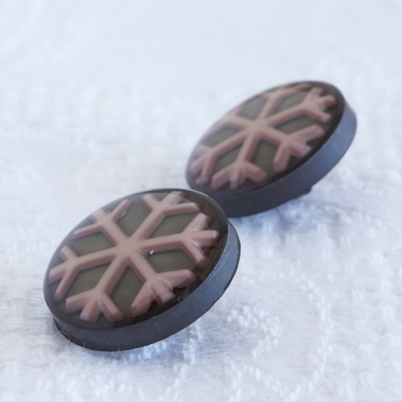 (2個) 15mm スノーフレークのボタン ≪D≫ フランス製　☆ クリスマス 雪の結晶 人気・おすすめ｜売れ筋商品・話題商品におすすめ 品質チェック済み 安心配送 国内在庫あり・安心サポート付き