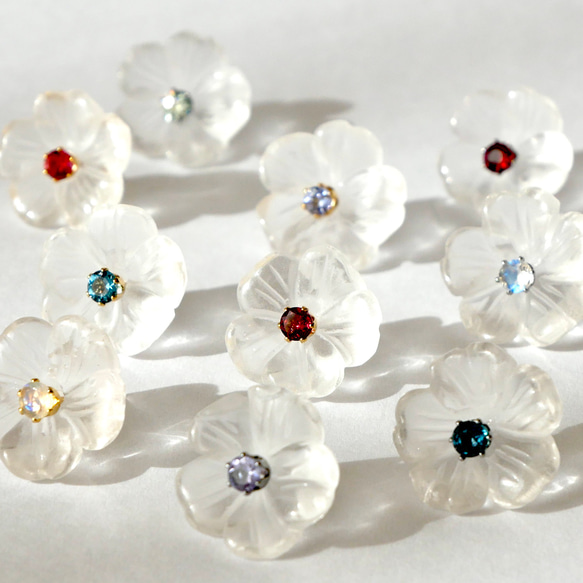 【選べる誕生石】クリスタルフラワーと一粒天然石のピアス　クリア　ギフト　シンプル　サージカルステンレス　　母の日 1枚目の画像