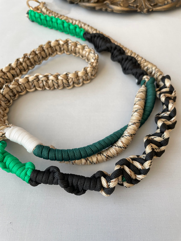 『特集掲載』【長さ選べる】パラコードで作るスマホショルダーストラップ(カラフルグリーン) 5枚目の画像