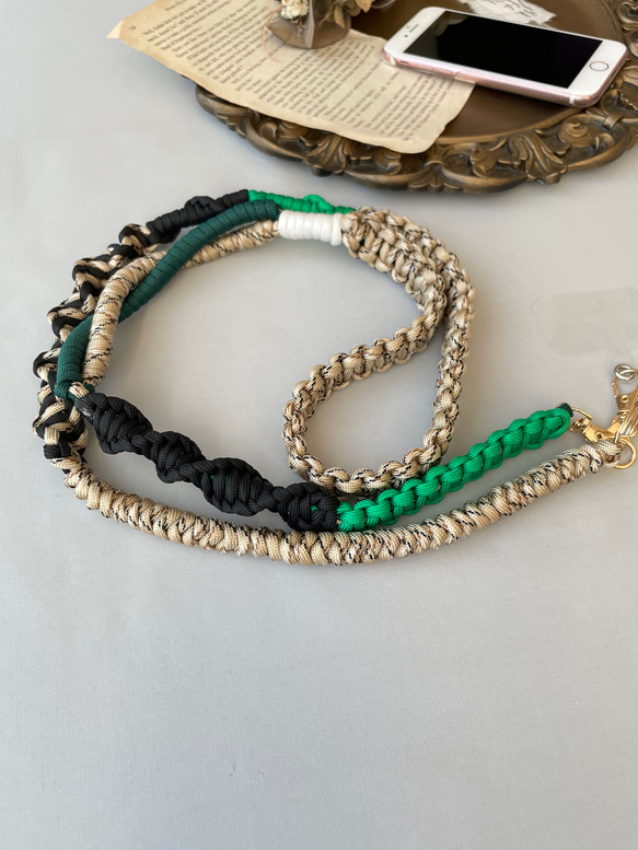 『特集掲載』【長さ選べる】パラコードで作るスマホショルダーストラップ(カラフルグリーン) 3枚目の画像