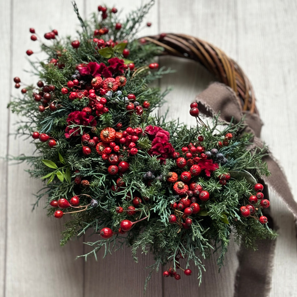 赤い実たっぷりのリース　　《プリザーブドグリーン》　　クリスマス〜お正月 6枚目の画像