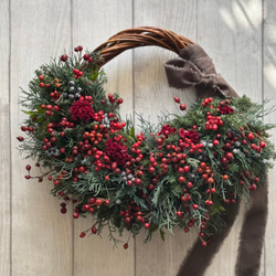 赤い実たっぷりのリース　　《プリザーブドグリーン》　　クリスマス〜お正月 4枚目の画像