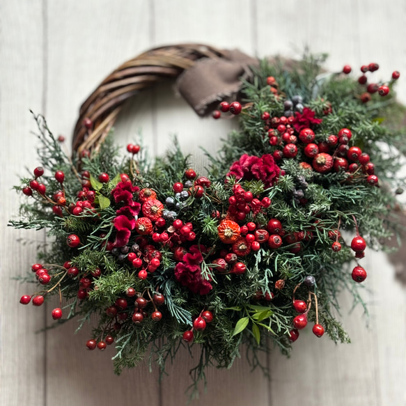 赤い実たっぷりのリース　　《プリザーブドグリーン》　　クリスマス〜お正月 5枚目の画像