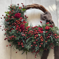 赤い実たっぷりのリース　　《プリザーブドグリーン》　　クリスマス〜お正月 3枚目の画像