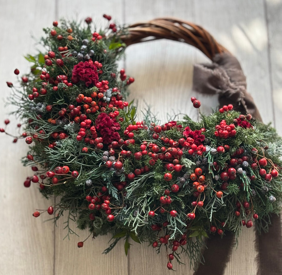 赤い実たっぷりのリース　　《プリザーブドグリーン》　　クリスマス〜お正月 3枚目の画像