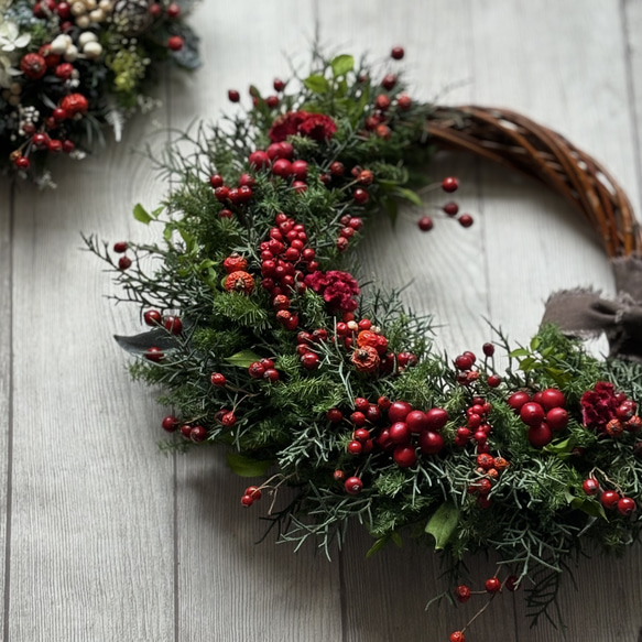 赤い実たっぷりのリース　　《プリザーブドグリーン》　　クリスマス〜お正月 10枚目の画像