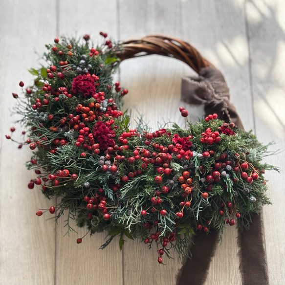 赤い実たっぷりのリース　　《プリザーブドグリーン》　　クリスマス〜お正月 8枚目の画像
