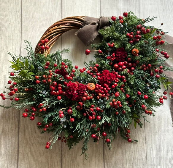 赤い実たっぷりのリース　　《プリザーブドグリーン》　　クリスマス〜お正月 18枚目の画像