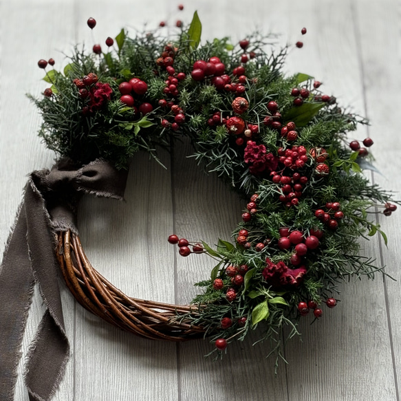 赤い実たっぷりのリース　　《プリザーブドグリーン》　　クリスマス〜お正月 9枚目の画像