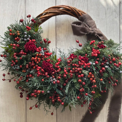 赤い実たっぷりのリース　　《プリザーブドグリーン》　　クリスマス〜お正月 2枚目の画像