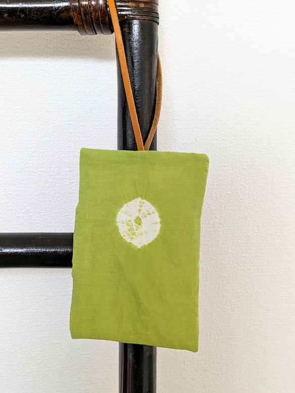 絞り染め　絞り　お守り袋　グリーン　緑　丸　シンプル　綿　コットン 1枚目の画像