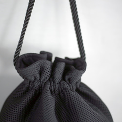 ダブルラッセルメッシュ丸底巾着バッグ　裏地付き　シンプル　ブラック　モード　ユニセックス 4枚目の画像